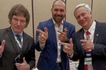 La foto que posteó el diputado Eduardo Bolsonaro, hijo del ex presidente Jair Bolsonaro, para felicitar a Javier Milei. En la foto posan junto a José Antonio Kast, líder del Partido Republicano chileno