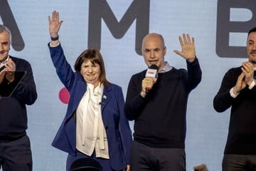 Patricia Bullrich y Horacio Rodríguez Larreta, este domingo, en el búnker de Juntos por el Cambio. FOTO Bloomberg