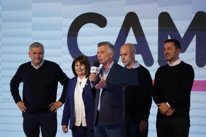 Mauricio Macri desde el búnker de Juntos por el Cambio, junto a Patricia Bullrich, Horacio Rodríguez Larreta, Luis Petri y Gerardo Morales. Foto:  Maxi Failla.