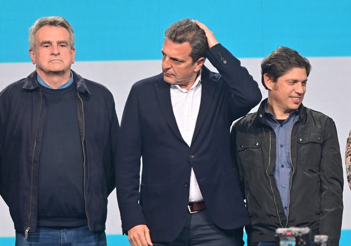 Sergio Massa junto a Agustín Rossi y Axel Kicillof escucha el discurso de Grabois. Foto: Marcelo Carroll
