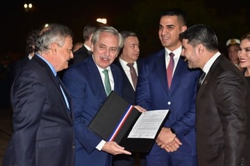 El presidente Alberto Fernández en Asunción del Paraguay. Llegó este lunes para participar de la jura de Santiago Peña, y recibió las llaves de la ciudad. Foto EFE.