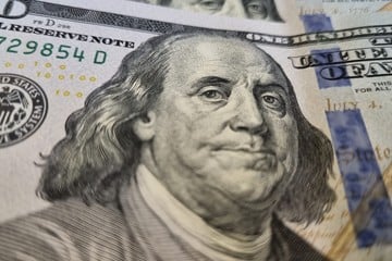 Billetes de dólar en una casa de cambio.