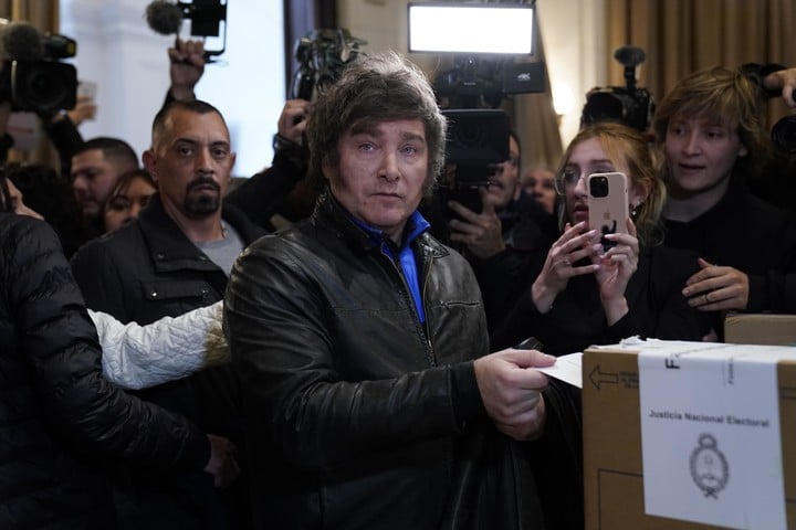 Javier Milei votó en la UTN de Almagro, en Capital. Foto: Fernando de la Orden