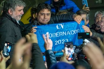 El petrolero Claudio Vidal, este lunes a la madrugada cuando se confirmó si triunfo como nuevo gobernador de Santa Cruz. Foto Francisco Muñoz.