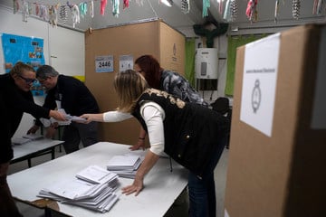 Las autoridades de mesa y los fiscales partidarios cuentan los votos en una escuela porteña, en las PASO de este domingo. Foto Rolando Andrade Stracuzzi.