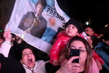 Alegría y desbodes en el búnker de Milei. Foto AP.