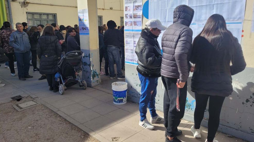 Gente votando en Escobar-20230813