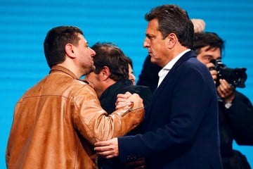 Terceros. Sergio Massa y Juan Grabois se saludan en el búnker de Unión por la Patria. Foto: REUTERS/Mariana Nedelcu