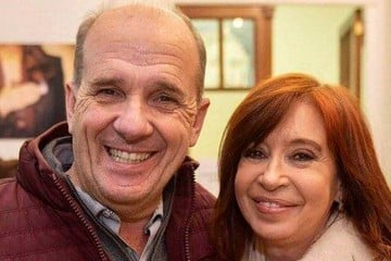 El intendente de Pehuajó, Pablo Zurro, junto a la vicepresidenta Cristina Kirchner.