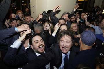Un eufórico Javier Milei festeja junto a Ramiro Marra y sus militantes en el búnker del Hotel Libertador. Foto Fernando De la Orden.