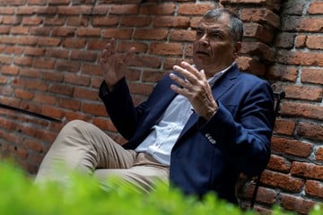 El ex presidente de Ecuador, Rafael Correa, habla durante una entrevista con EFE, en la Ciudad de México (México). Foto EFE