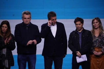 Paula Abal Medina, Agustín Rossi, Sergio Massa, Axel Kicillof y Juliana Di Tullio, en la madrugada de este lunes. Foto Emmanuel Fernández.