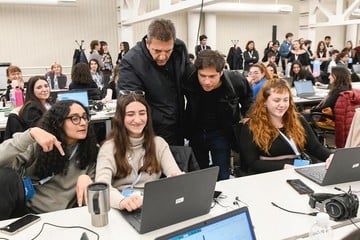Sergio Massa y Axel Kicillof visitan el centro de cómputos y control electoral de UP